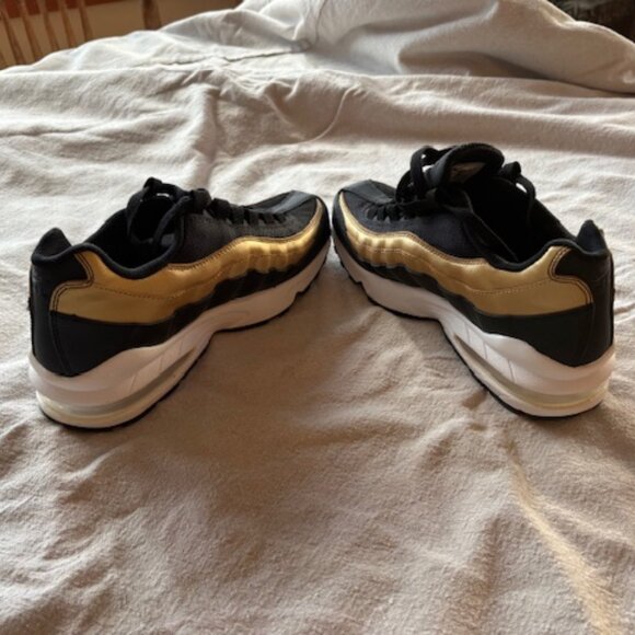 Nike Air Max 95 GS OG ‘Black Metallic Gold’ 905348-032 Youth Sz 7Y Women Sz 8.5 - Picture 2 of 11